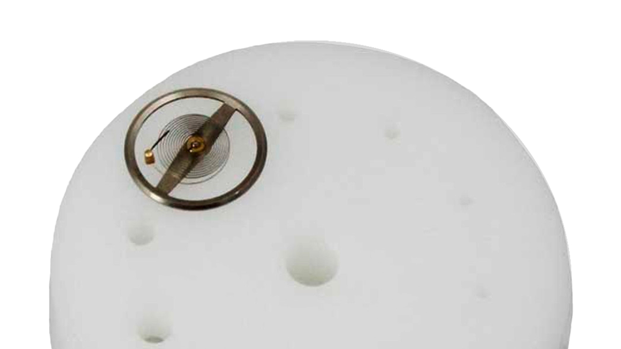 Plaque avec 11 trous pour maintenir et régler les spiraux et les balanciers-spiraux, nylon