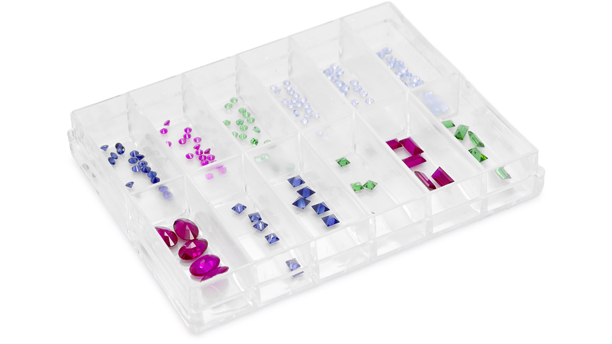 Assortiment de 150 pierres de couleur synthétiques, rondes Ø 1,5 - 2 mm, ovales 6 x 4 mm, carrées 2 x 2 /
2,5 x 2,5 mm et baguettes 5 x 2,5 / 4 x 2 mm