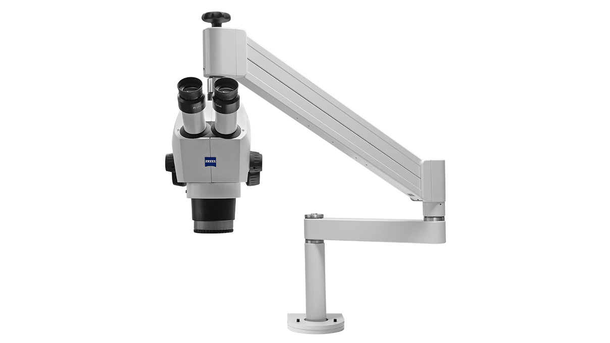 Zeiss Stativ U, pied à bras articulé à ressort comprenant traverse et tête inclinable pour le montage d’un
support de microscope, avec fixation de table par serrage ou vissage