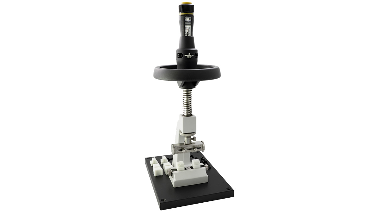 Bergeon 5700-Z-BD, Presse  avec broche dynamométrique pour l'ouverture et la fermeture de boîtes de
montres étanches