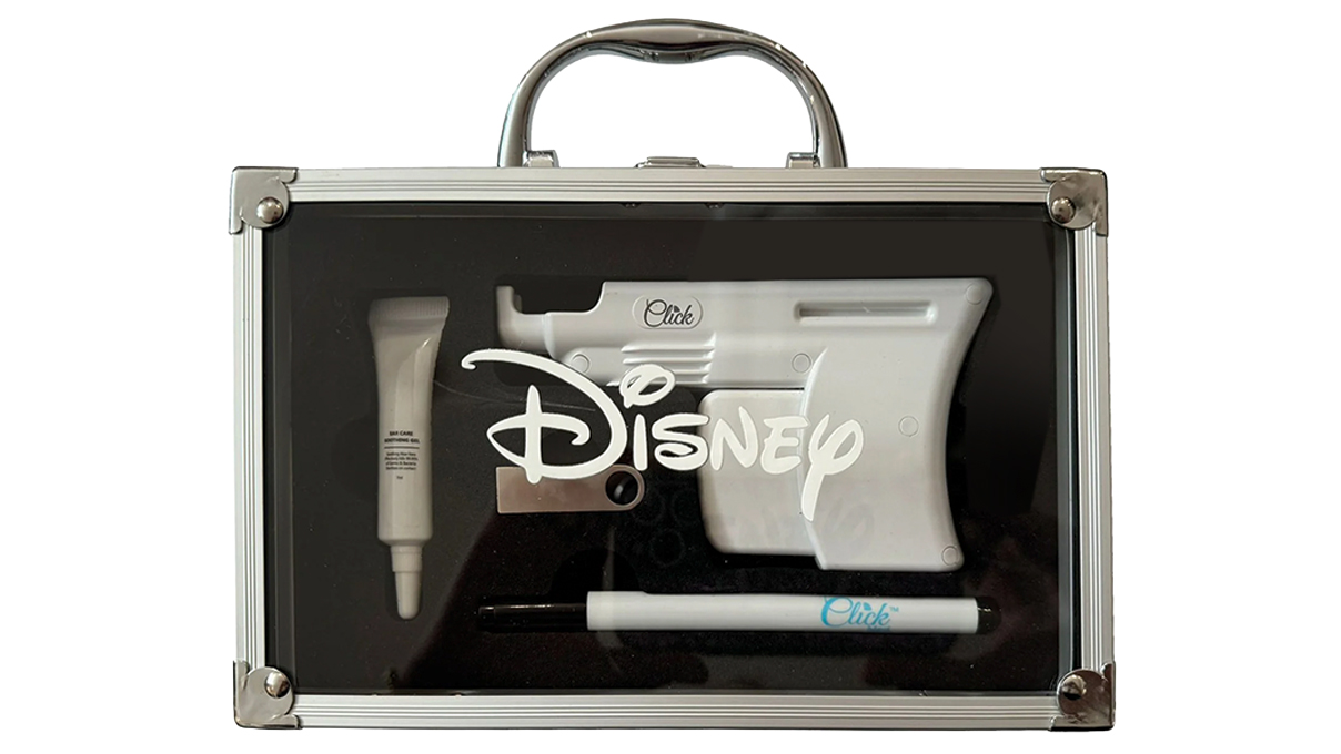 QPP Click Disney Ohrlochinstrumentenbox CS1 für Erstohrstechen mit innovativer Pull & Click
Technologie, mit Markierstift und Ohrpflege-Gel, im Disney Koffer