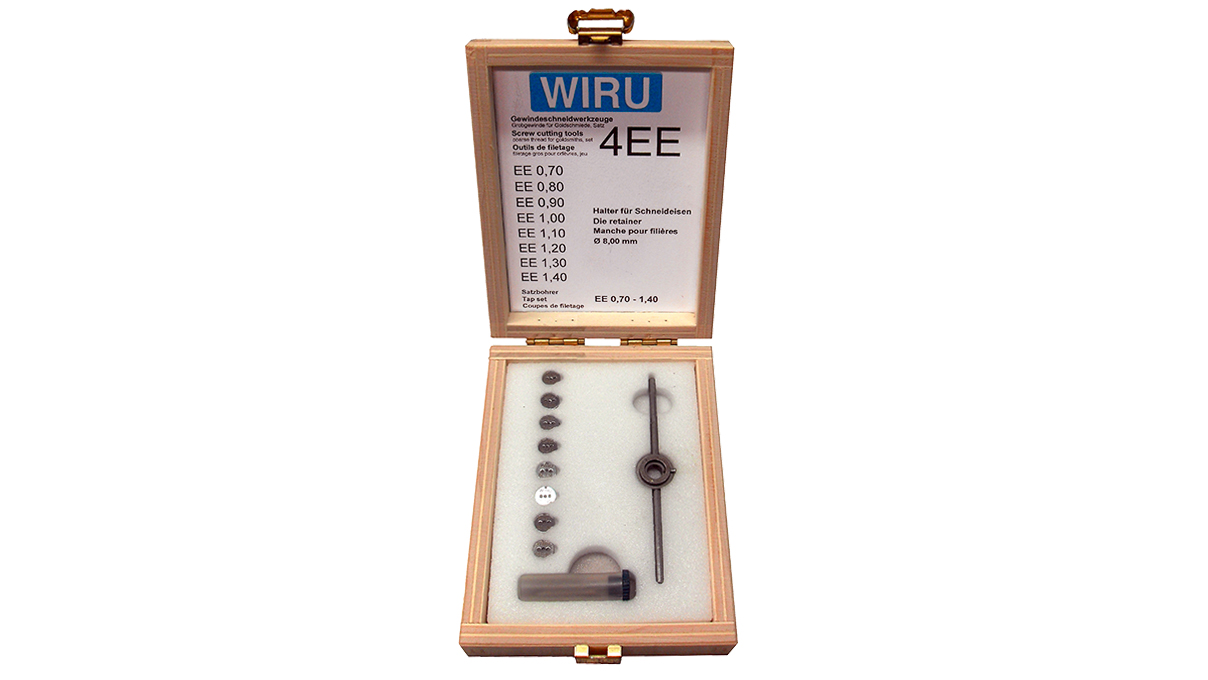 Jeu de filières et tarauds (EE) pour orfèvres dans un coffret en bois Contenu : 8 filières Ø 8 mm, 8 tarauds
0,70 - 1,40, 1 porte-filière Ø 8 mm