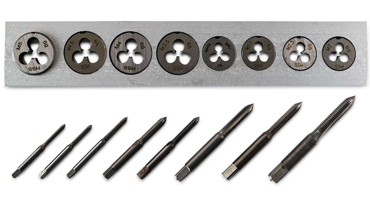 Assortiment de matrices et de tarauds, M2 - M5