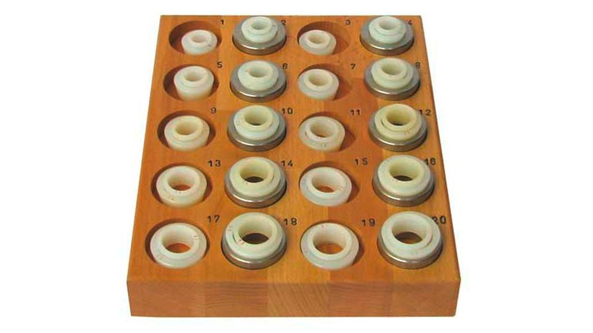 Dispositif supplémentaire pour machine à changer la largeur des anneaux, avec 10 matrices en acier, 20 douilles en
plastique et 20 bagues en plastique