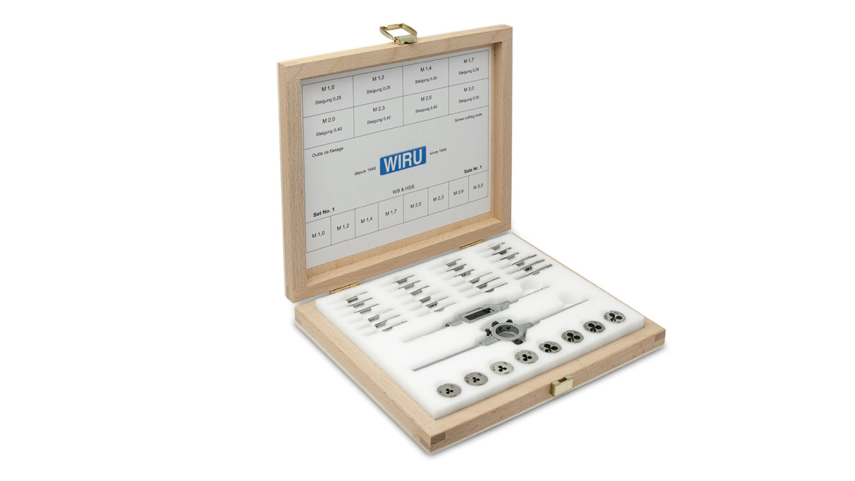 Jeu de filières et tarauds pour horloges dans un coffret en bois comprenant : 8 jeux de 3 tarauds à main 8
filières HSS Ø 16 mm 1 clé à vis N. 1 1 porte-filière 16 x 5 mm