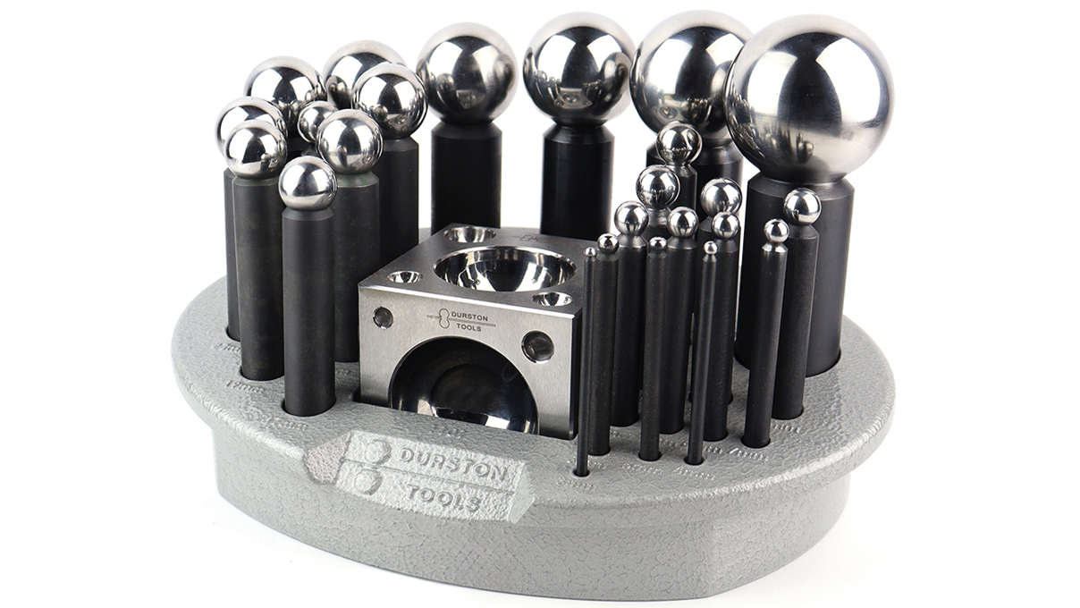 Ensemble comprenant 24 poinçons à bille, un bloc de poinçonnage et un plateau