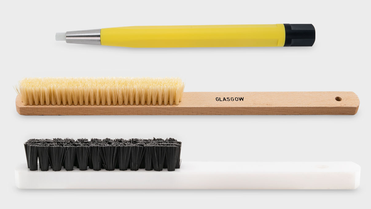 Brosses à main & gratte-brosses