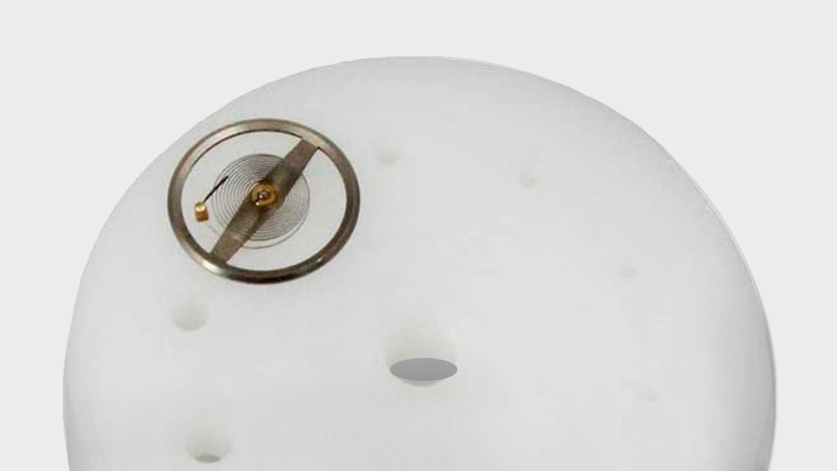 Plaques à trous et outil de réglage