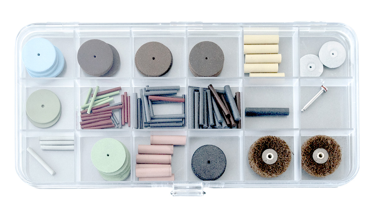 Assortiment de 125 polissoirs sans tige et polissoirs à tige, différents modèles, y compris 6 supports de
disques