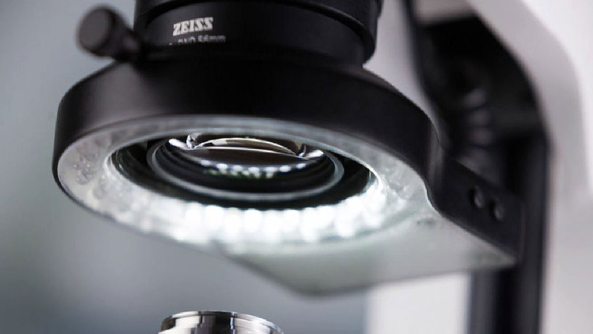 Stéréomicroscope Stemi 305 trino, grossissement 8x à 40x, sortie caméra C-mount, statif compact K
MAT, éclairage proche-vertical intégré et éclairage annulaire segmentable K LED