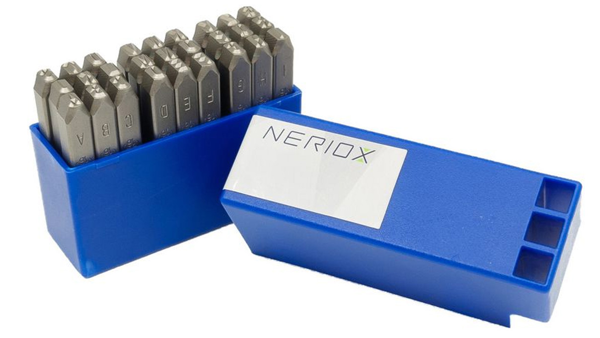 Jeu de caractères à frapper Neriox, 27 pièces, A-Z et &, en acier trempé HRC 58–62, face de frappe HRC
38–46, hauteur de caractère 2 mm