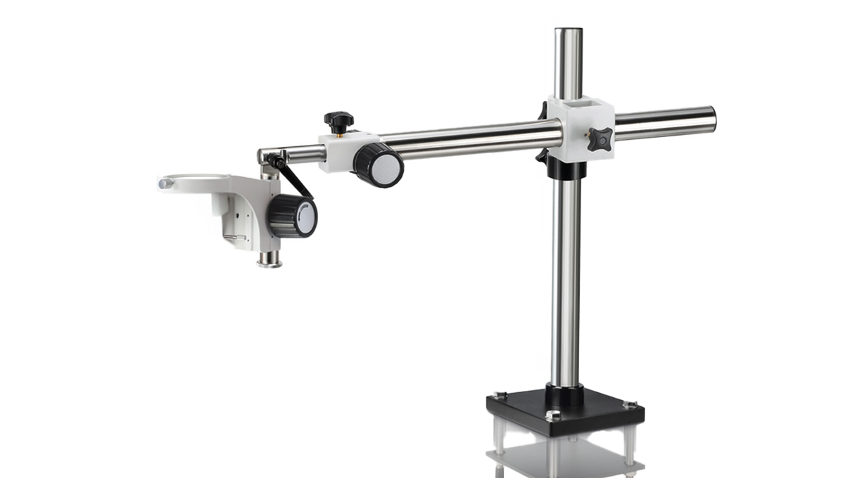 Statif de stéréomicroscope Universal (51,5 cm x 61,4 cm) avec plaque à visser pour
stéréomicroscopes avec logement de corps de microscope Ø 76 mm
