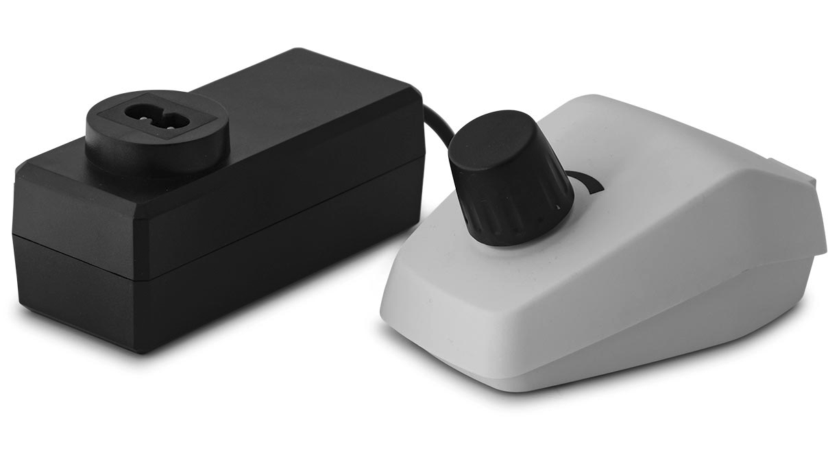 Contrôleur K LED pour l'allumage, l'extinction et la variation de l'intensité lumineuse (si aucun support n'est utilisé), avec plaque
magnétique et adaptateur électrique