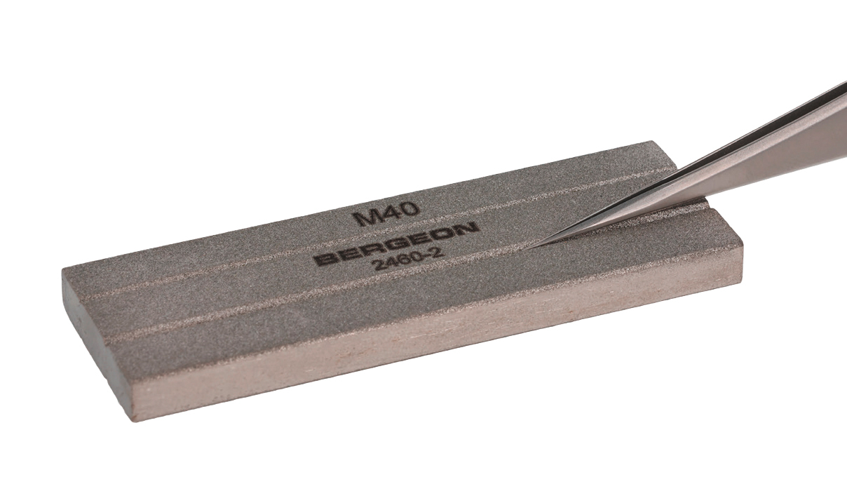 Bergeon 2460-2 Plaque d'affûtage pour pointes de brucelles, 6 x 75 x 25 mm, avec 2 rainures (1 mm / 2
mm)
